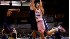 Maxi Kleber del Río Natura Monbus Obradoiro intentando encestar