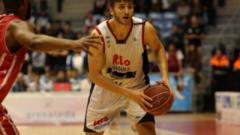 Jugada del Río Natura Monbus Obradoiro contra el Zaragoza