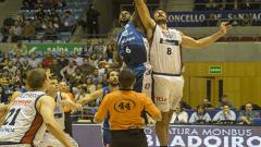 Juanjo Triguero en el saque inicial del Monbus Obradoiro.