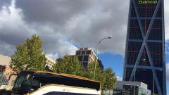 Autobús de Monbus en el Paseo de la Castellana en Madrid