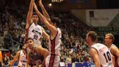 El Obradoiro se defiende ante el ataque del Real Madrid