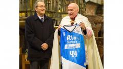 Entrega de la camiseta firmada por todo el equipo del Obradoiro.