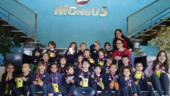 Groupe d’élèves de l’école Galén de Lugo dans le hall de Monbus.