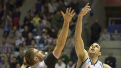 Aleks Maric et Georgios Bogris pour le saut initial de match.