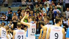 Los jugadores del Obradoiro celebran la victoria