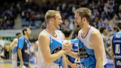 Benjamin Simons y Nemanja Radovic celebrando el triunfo.