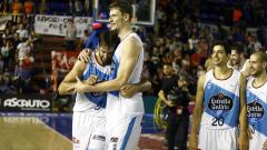 Los jugadores del Obradoiro celebran la victoria