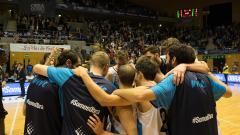 Los jugadores del Monbus Obradoiro celebran la victoria