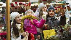 Une famille faisant ses achats de Noël