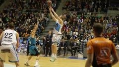 El Jugador del Monbus Obradoiro Benjamin Simons tirando de tres