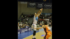 Alberto Corbacho tirando unha tripla contra o Valencia