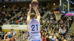 Matt Thomas lanza a canastra nun partido do Monbus Obradoiro