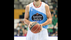 Llovet lanza un tiro libre nun partido do Monbus Obradoiro