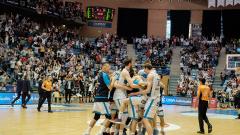 Os xogadores do Monbus Obradoiro celebran a vitoria