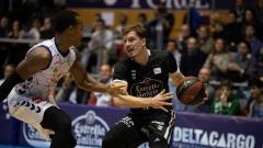 Andreas Obst intenta superar a Garett Nevels