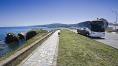 Un autobus de Monbus garé près de la mer