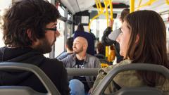 Viajeros en el interior de un autobús urbano de Monbus