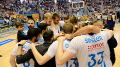 Los jugadores del Monbus Obradoiro celebran la permanencia