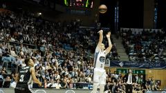 Fletcher Magee lance un trois points au match contre le Bilbao Basket