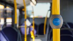 Bouton pour demander l’arrêt d’un autobus urbain de Monbus