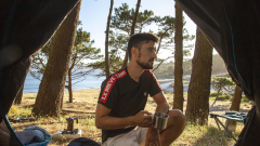 Image d'un garçon prenant un café dans la tente