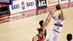 Albert Oliver lanza a canasta en el partido ante BAXI Manresa