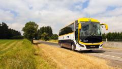 Autobús de Monbus circulando por una carretera nacional