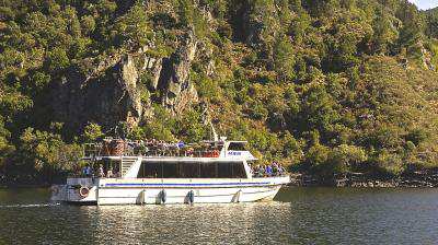 Catamarán de Viajes Hemisferios en la Ribeira Sacra