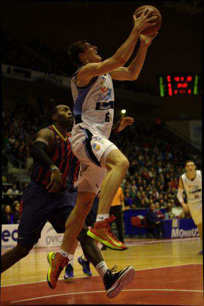 Pavel Pumprla del Río Natura Monbus Obradoiro intentando encestar