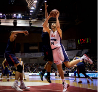 Maxi Kleber do Río Natura Monbus Obradoiro intentando meter canasta