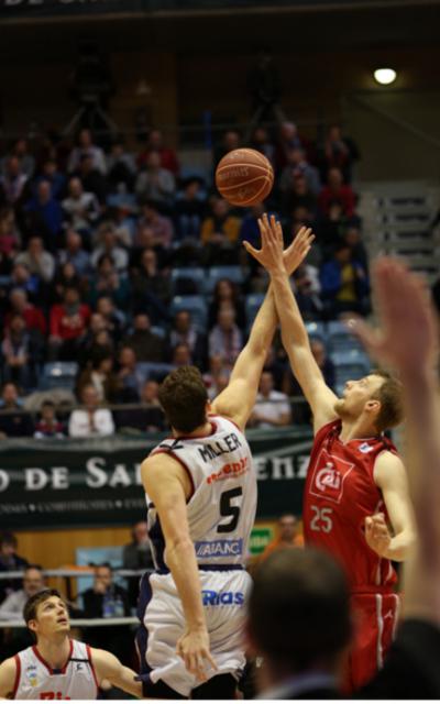 Pase jugador Rio Natura Monbus Obradoiro contra el Zaragoza