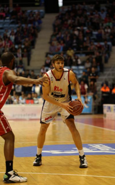 Jugada del Río Natura Monbus Obradoiro contra el Zaragoza