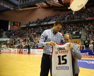 Raúl López, presidente del Obradoiro y Monbus, con Oriol Junyent