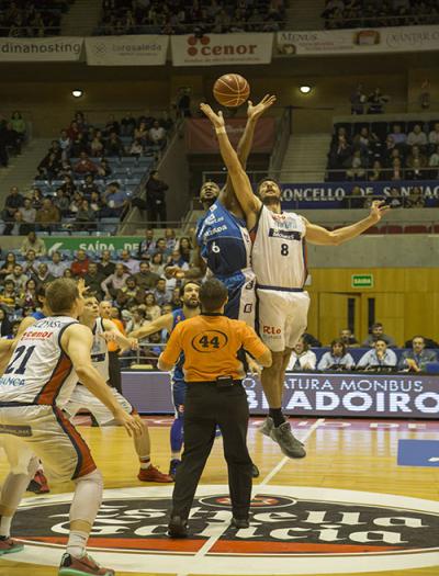 Juanjo Triguero en el saque inicial del Monbus Obradoiro.