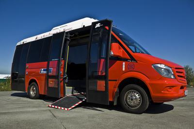 Minibus de Monbus Mercedes-Benz Sprinter con acceso para PMR