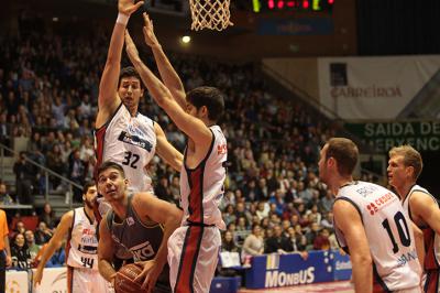 El Obradoiro se defiende ante el ataque del Real Madrid