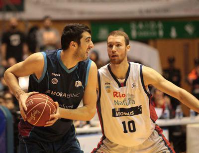 Alec Brown en plena defensa ante el Morabanc.