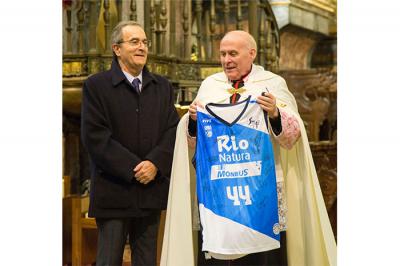 Entrega de la camiseta firmada por todo el equipo del Obradoiro.