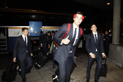 Equipo Real Madrid Baloncesto saliendo del autobús de Monbus.