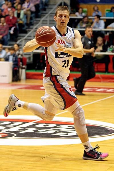 Adam Waczynski lidera la victoria del Obradoiro ante el CAI.