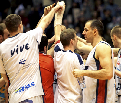 O Rio Natura Monbus Obradoiro celebra a vitoria ante o UCAM.