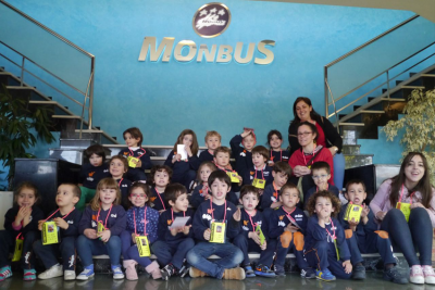 Grupo de alumnos del colegio Galén en el hall de Monbus.