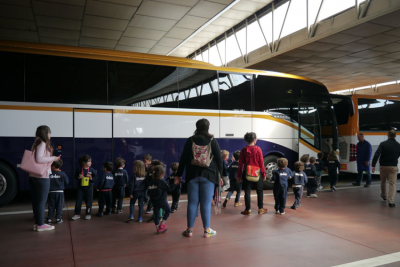 Alumnos del colegio Galén entrando en un Setra de Monbus.