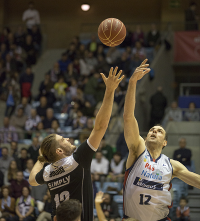 Aleks Maric y Georgios Bogris en el salto inicial del partido