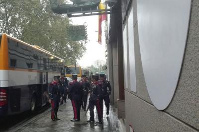 Autobuses de Monbus con la Guardia Real en el Desfile Nacional