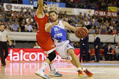 Mickey McConnell tirant un panier face au ICL Manresa.