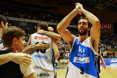 Jugadores del Obradoiro celebrando la victoria