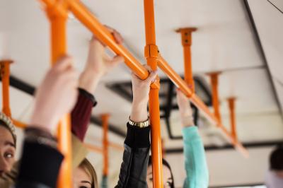 Ciudadanos utilizando el transporte público