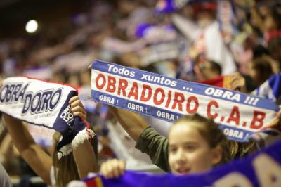 Afición del Monbus Obradoiro cantando el Miudiño