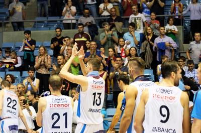 Los jugadores del Obradoiro celebran la victoria